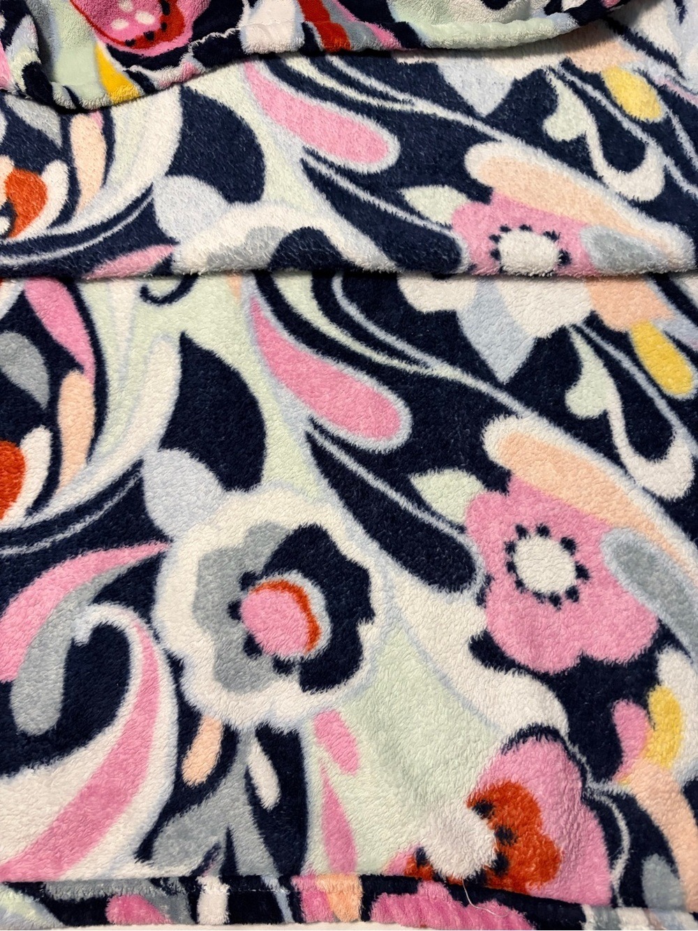 Vera Bradley Plush Throw Blanket Mod Paisley 80" x 50" - Picture 4 of 6
